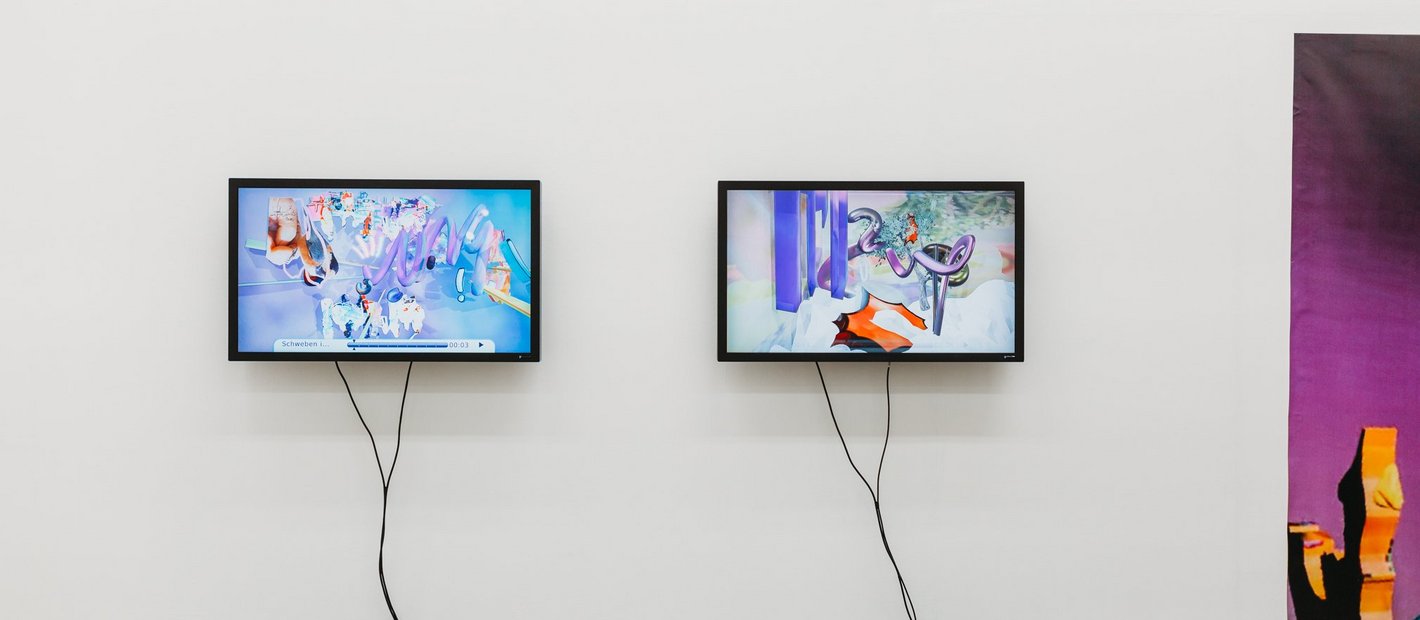 Ausstellungsansicht von zwei Monitoren die an einer Wand angebracht sind. Zu sehen sind zwei Animationen mit abstrakten Formen.