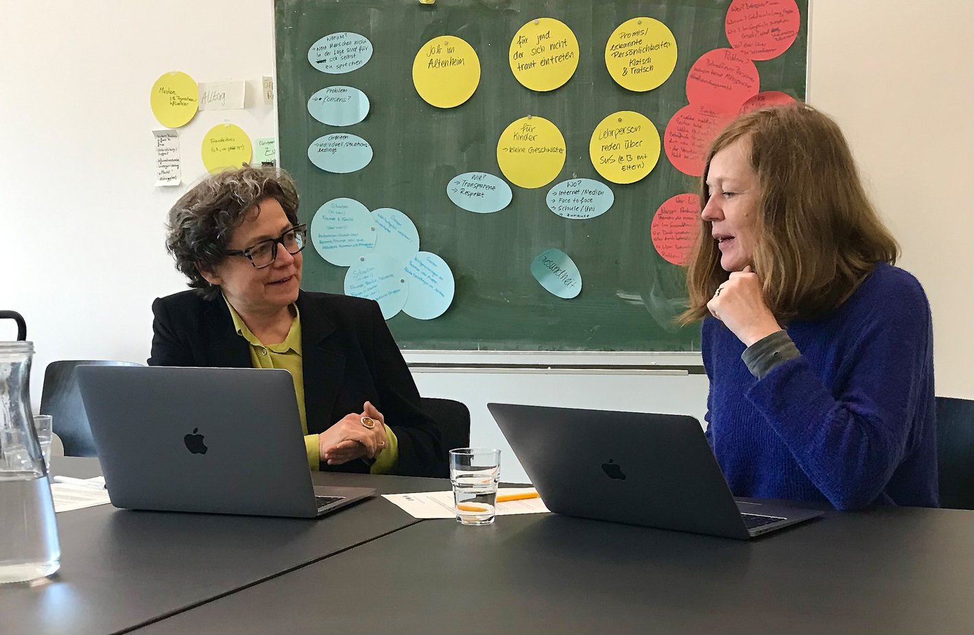 Prof. Dr. Christine Heil und Prof. Dr. Rahel Puffert im Gespräch.