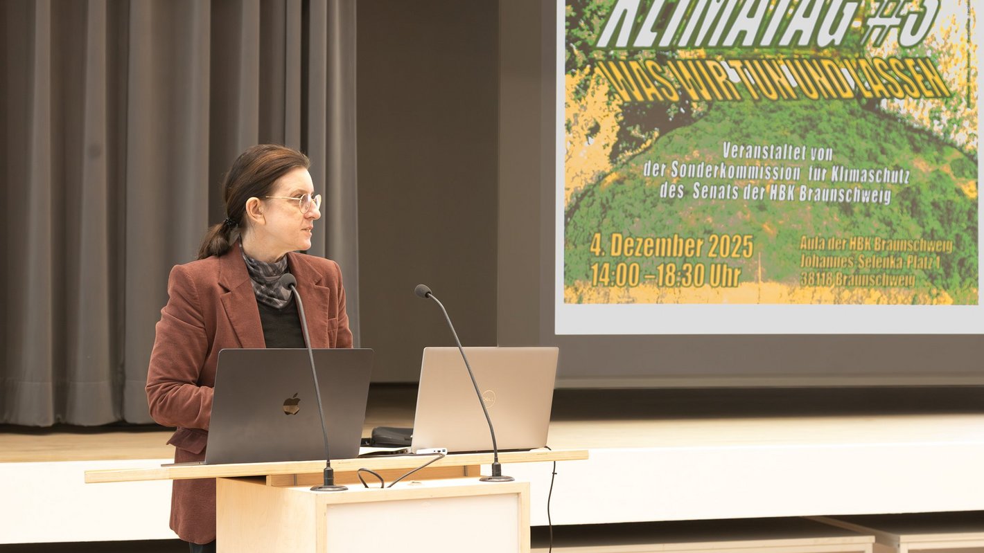 Bild von der Präsidentin Prof. Dr. Ana Dimke am Redner*innenpult