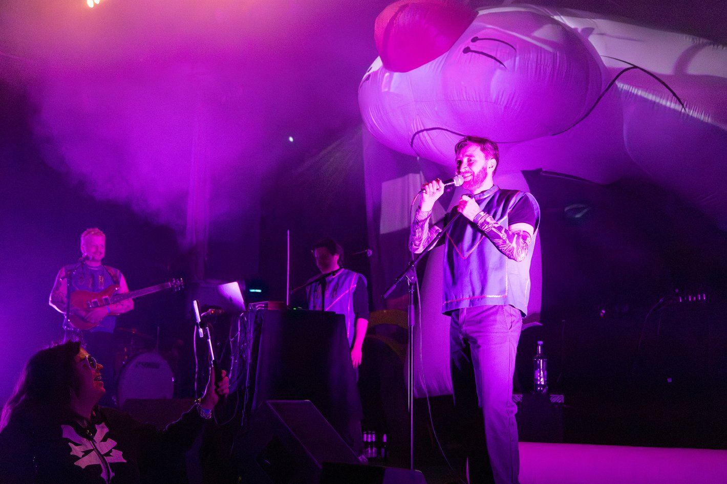 Drei Männder auf der Bühne.