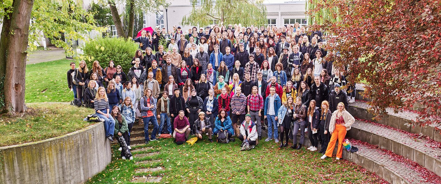 Gruppenfoto mit Erstsemester-Studierenden 2022. Nutzung des Fotos ausschließlich für private Zwecke (ohne Social Media). Foto: HBK Braunschweig, Martin Salzer.