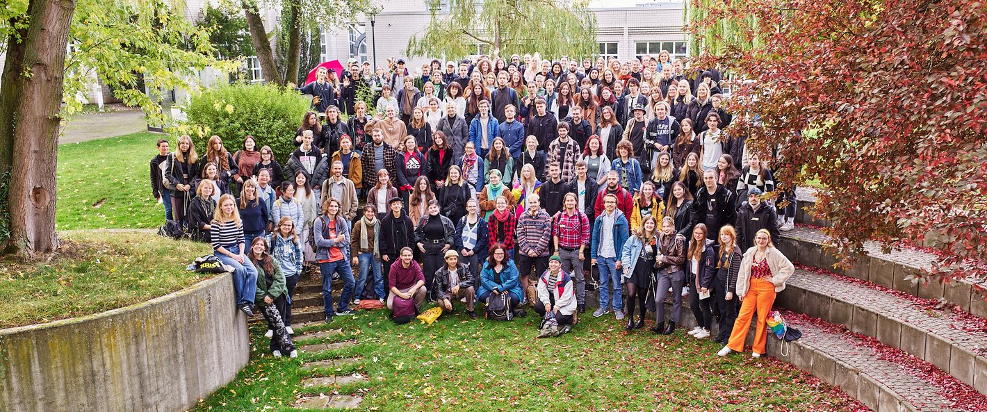 Gruppenfoto mit Erstsemester-Studierenden 2022. Nutzung des Fotos ausschließlich für private Zwecke (ohne Social Media). Foto: HBK Braunschweig, Martin Salzer.