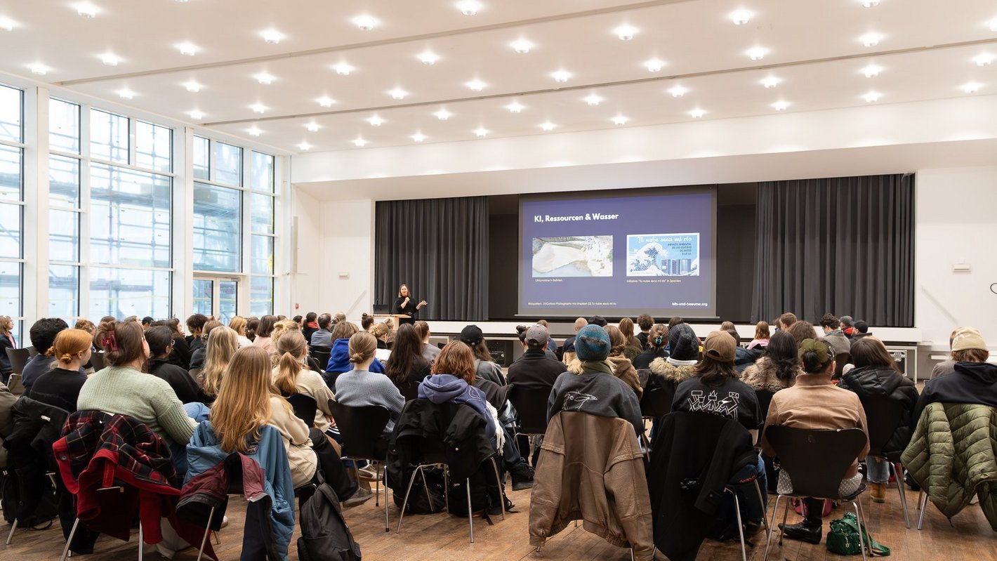 Bild von der Aula bestuhlt und gut gefüllt mit Studierenden und Gästen.