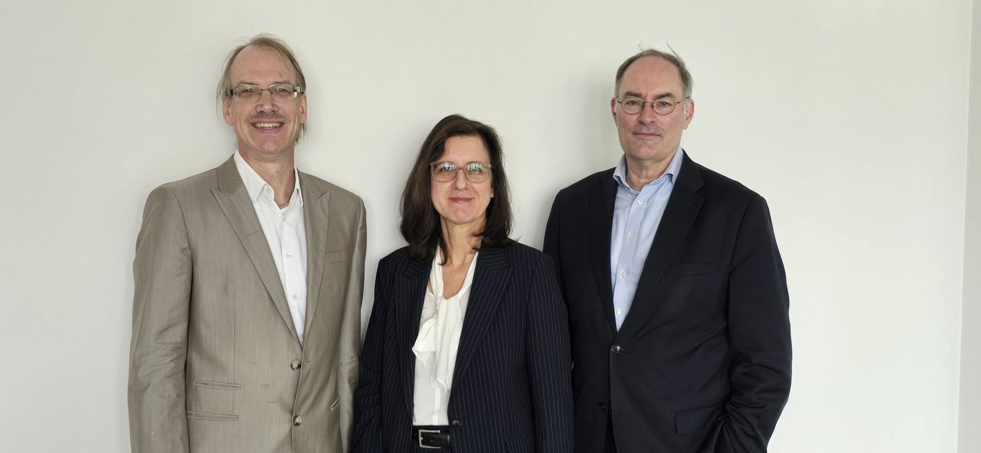 Bernt Erlewein gemeinsam mit HBK-Präsidentin Prof. Dr. Ana Dimke und Stefan Becker, Vorsitzender des Hochschulrats (v.l.n.r.).