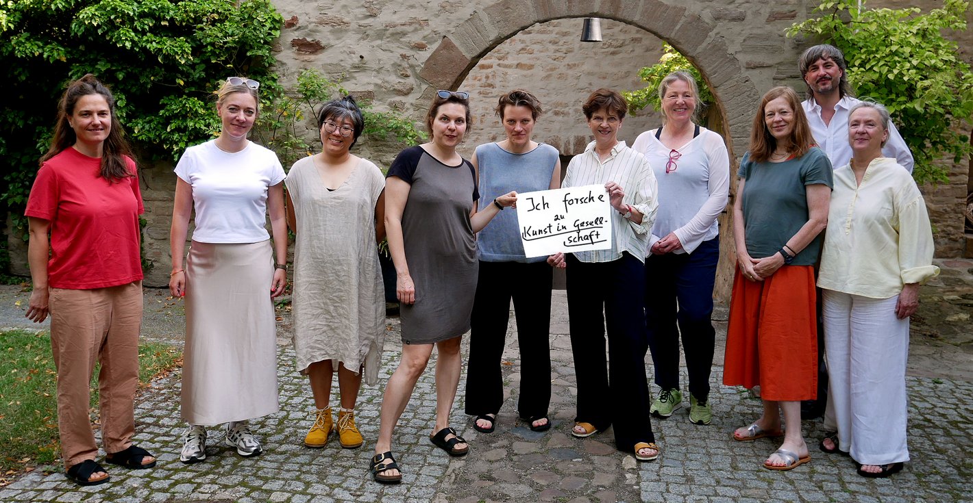 Forschungsgruppe mit Schild