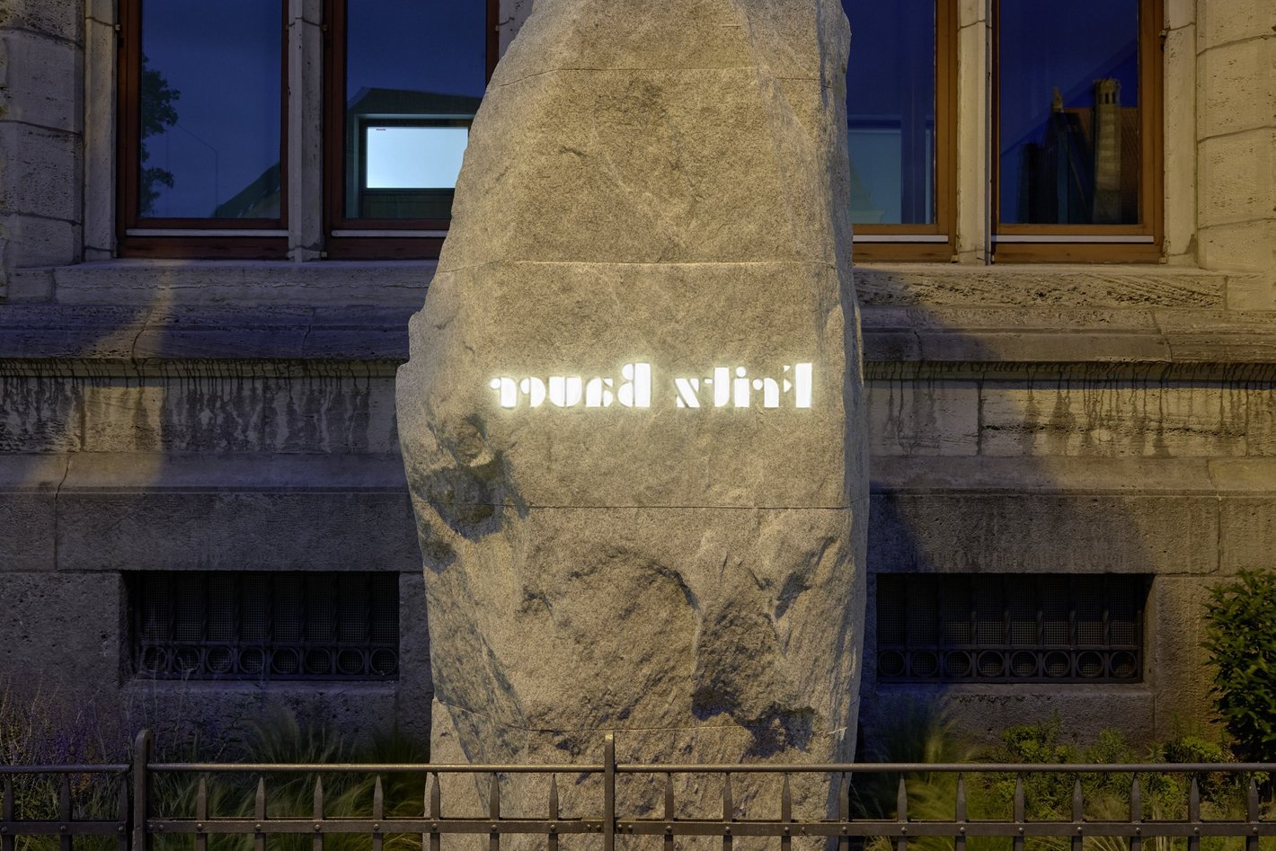 Ein großer Mamorstein mit dem spiegelverkehrt eingelassenen Namen von Fritz Bauer.