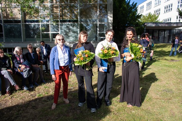 v.l.n.r.: Brunhilde Frye-Grunwald, stellvertretende Direktorin der Stiftung Braunschweigischer Kulturbesitz, und die Stipendiat*innen Delia Samila Naghavi Alhosini, Eden Nael Liedtke und Atiye Noreen Lax.