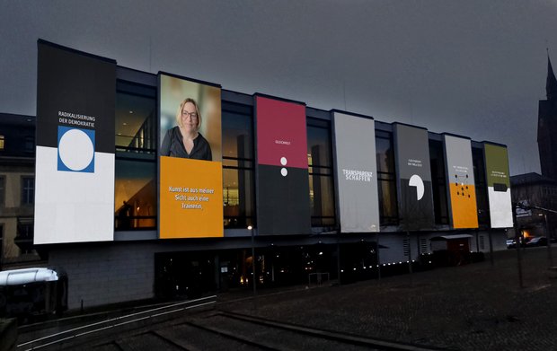 Bildmontage: Projektion auf den Niedersächsischen Landtag; Foto: Martin Krenn.