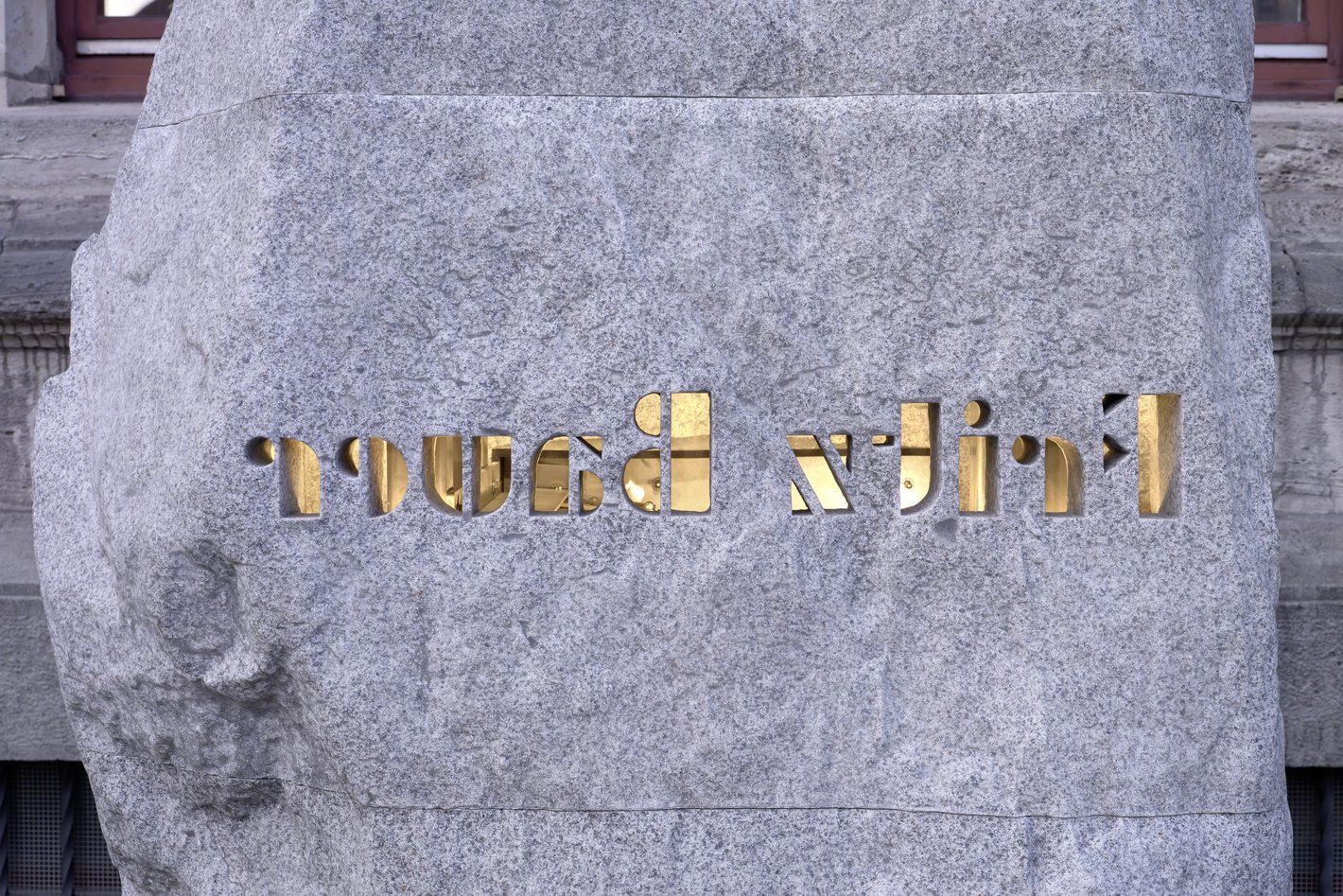 Ein großer Mamorstein mit dem spiegelverkehrt eingelassenen Namen von Fritz Bauer.